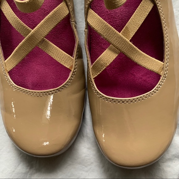 Vionic Patent Leather Orthopedic Shoes. - Picture 3 of 7